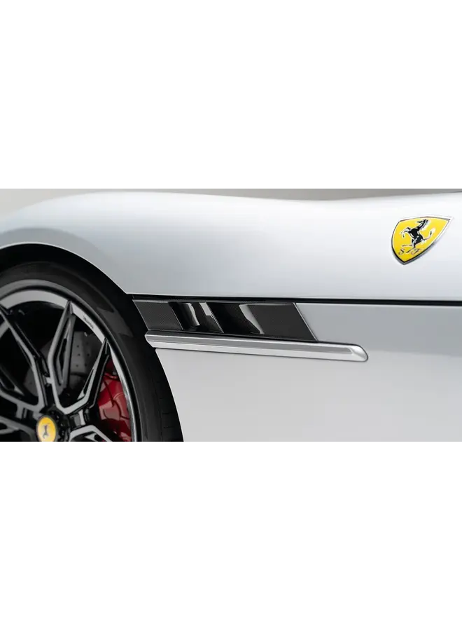 Este es un juego de insertos de entrada de aire de pantalla lateral Novitec de carbono Ferrari 12Cilindri