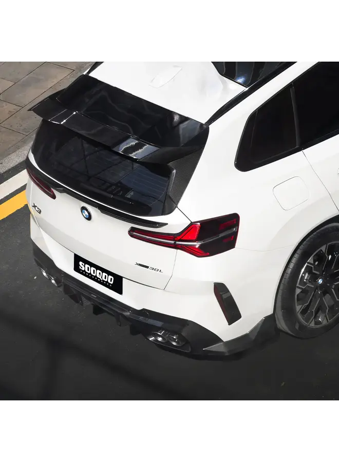 Dies ist ein Satz seitlicher Reflektoreinsätze für die Heckstoßstange des BMW X3 G45 aus Carbon.