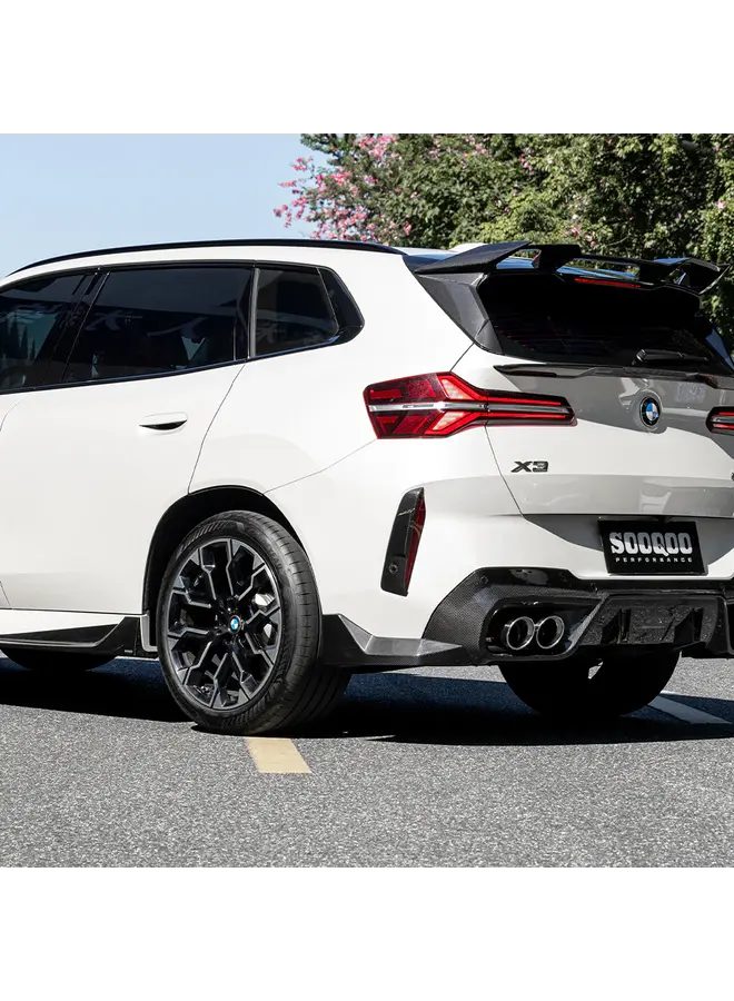 Questo è un set di inserti laterali riflettenti per paraurti posteriore in carbonio per BMW X3 G45