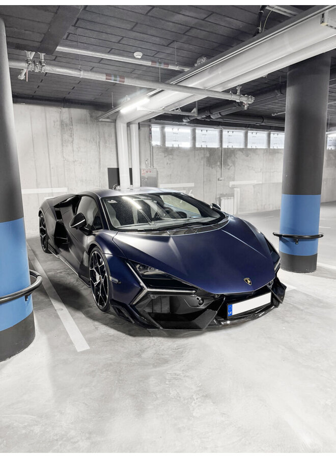 Questo è uno splitter anteriore in carbonio per Lamborghini Revuelto AT26