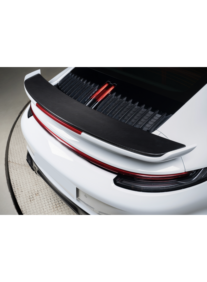 Questa è una lama spoiler in carbonio con design sportivo per Porsche 911 992 Turbo / Turbo S