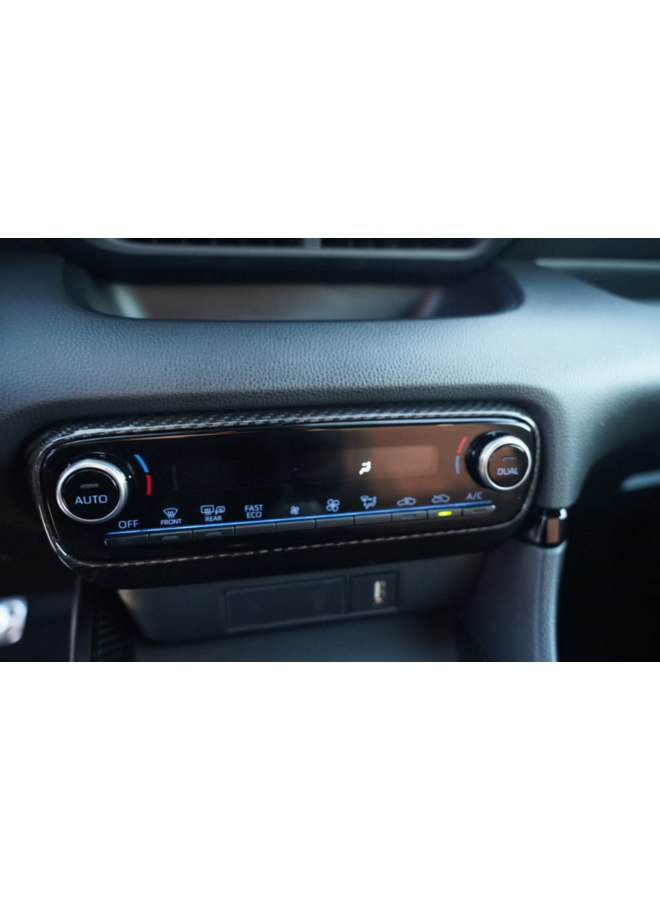 Esta é uma capa de fibra de carbono para a moldura interna do controle de climatização de um Toyota Yaris GR.