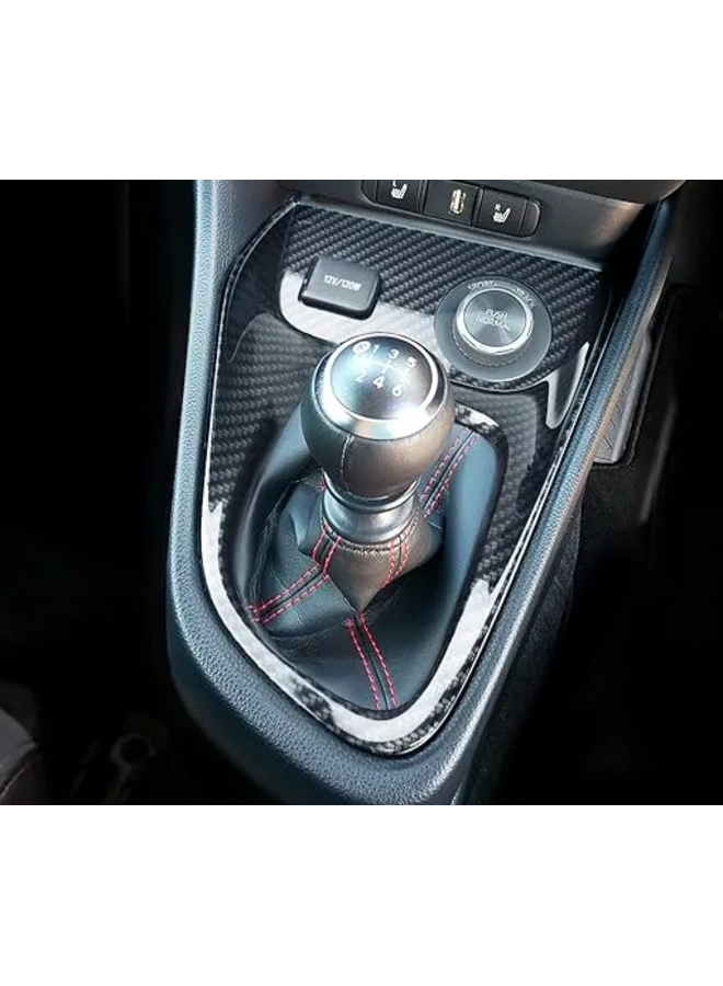 Esta es una cubierta envolvente del interruptor de la consola central de carbono Toyota Yaris GR