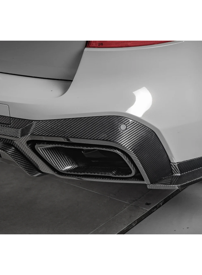 Se trata de un juego de embellecedores de escape de carbono para BMW X5 G05.