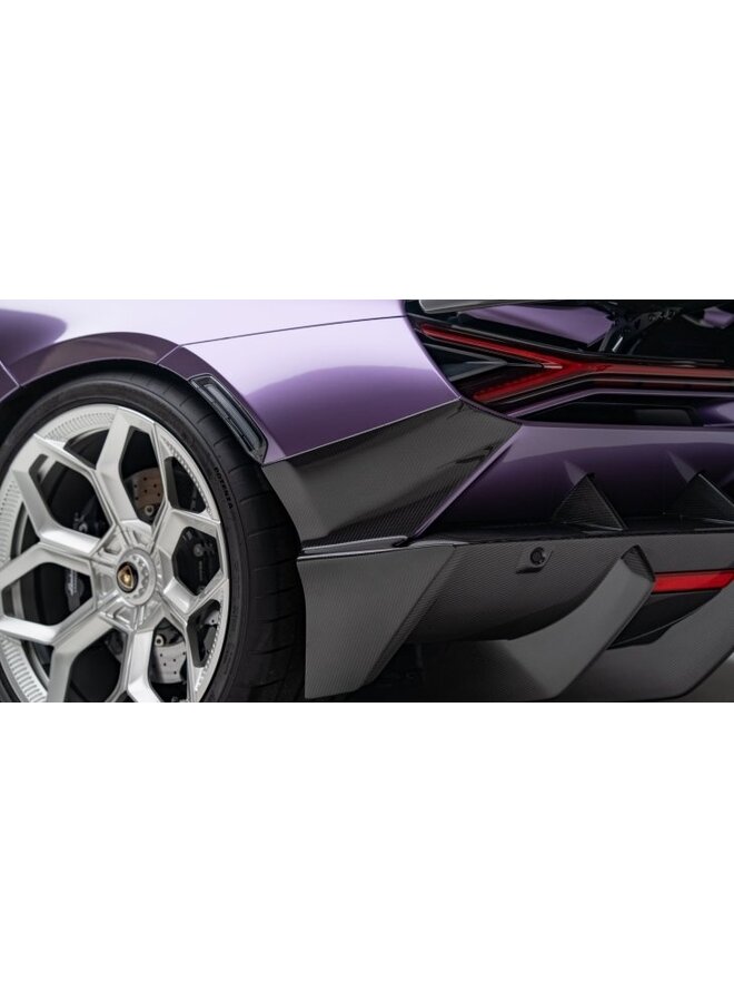 Cela concerne un ensemble de séparateurs latéraux de pare-chocs arrière en carbone Novitec pour Lamborghini Revuelto.