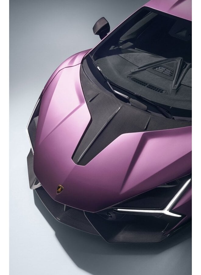 Cela concerne le capot et le couvercle de coffre en carbone Novitec d'une Lamborghini Revuelto.