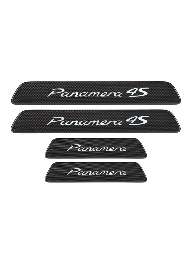 Isto diz respeito a um conjunto de soleiras de porta em fibra de carbono para um Porsche Panamera 971.