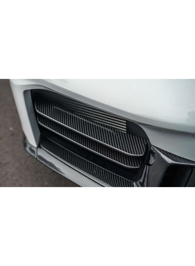 Dit betreft een Porsche 992.2 Carrera Carbon Voorlip Splitter Sport Design – Vervangend Model
