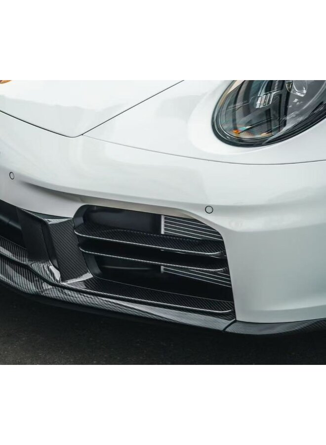 Se trata de un alerón delantero de carbono Porsche 992.2 Carrera Sport Design – Modelo de repuesto