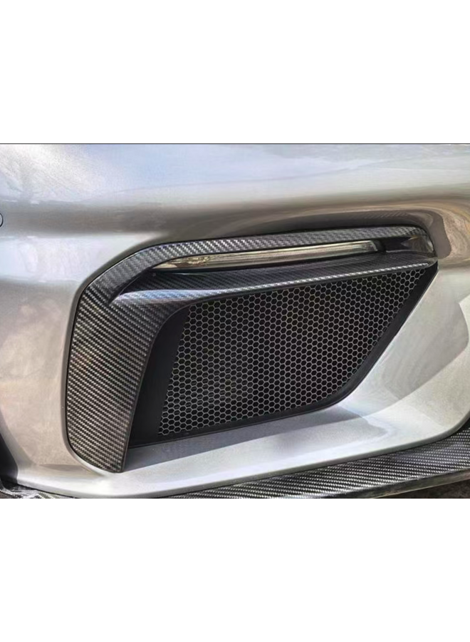 Este texto refere-se a um conjunto de para-choques dianteiros em fibra de carbono para Porsche 718 Cayman GT4 e GT4RS com canard para luzes diurnas (DRL).