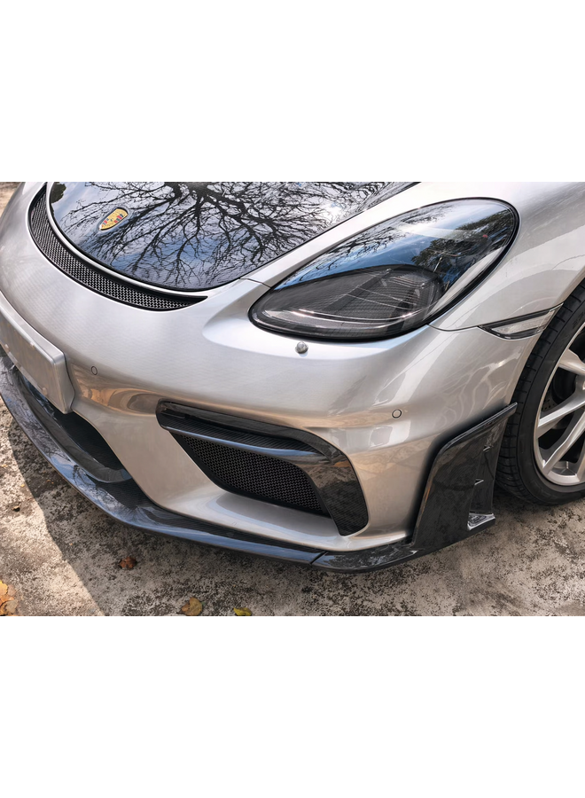 Cela concerne un ensemble de pare-chocs avant en carbone pour Porsche 718 Cayman GT4 et GT4RS avec aileron pour feux de jour.