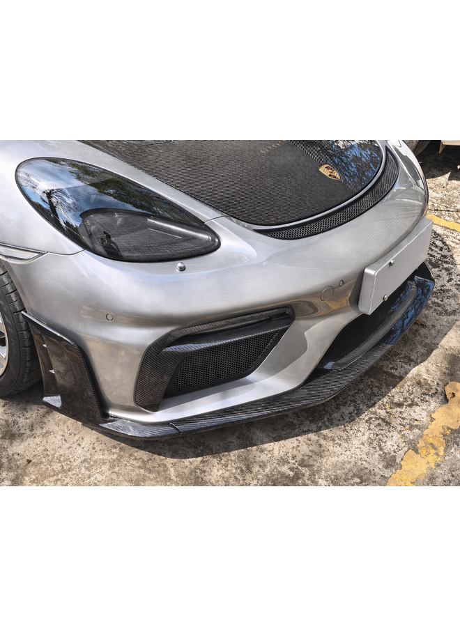dit betreft een set Porsche 718 Cayman GT4 & GT4RS Carbon voorbumper DRL lamp canard