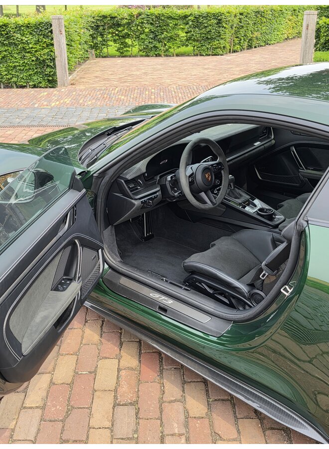 Este texto refere-se a um conjunto de extensões de saias laterais em fibra de carbono para Porsche 911 GT3, modelos 992.1 e 992.2.