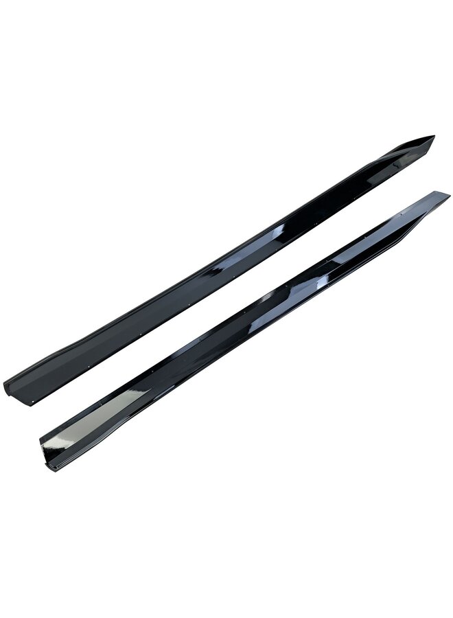 Si tratta di un set di minigonne laterali MPE nere lucide per BMW G60 e G61.