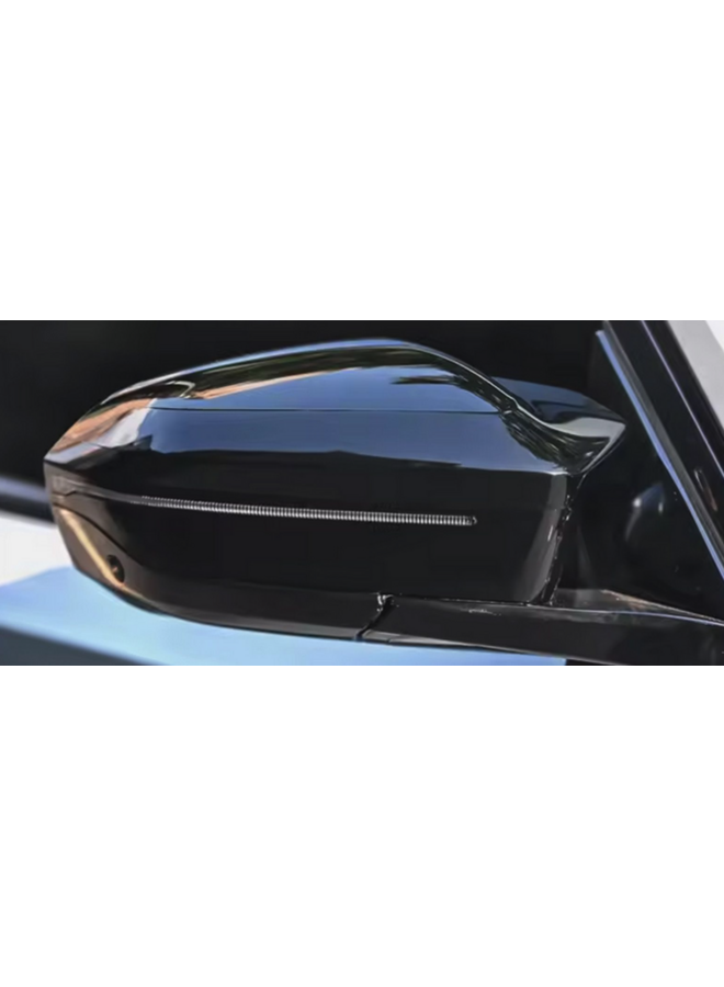 Este texto refere-se a um conjunto de capas de espelho retrovisor em preto brilhante, estilo MPE, para BMW Série 5 G60 e G61.