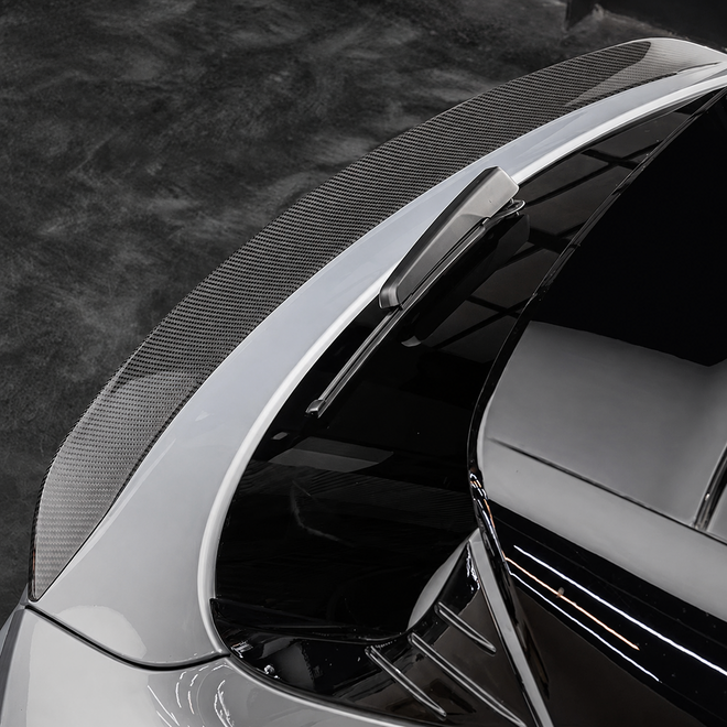 Si tratta di uno spoiler anteriore in fibra di carbonio per il cofano del bagagliaio di una Porsche Taycan Sport / Cross Turismo.