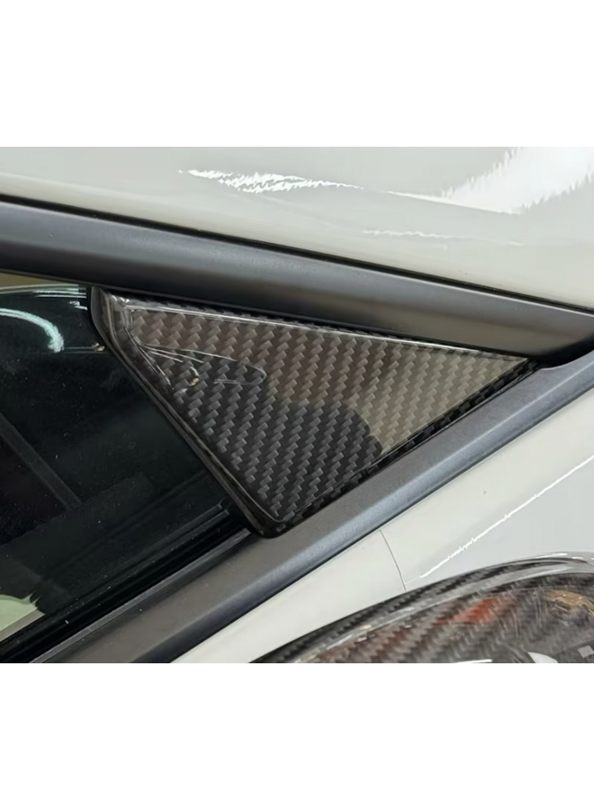 Si tratta di un ricambio per il triangolo in fibra di carbonio della Porsche 992.1 / 992.2.