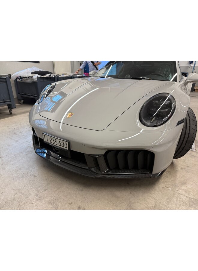 Es handelt sich um eine Porsche 992.2 GTS Carbon-Frontlippe – Ersatzmodell.