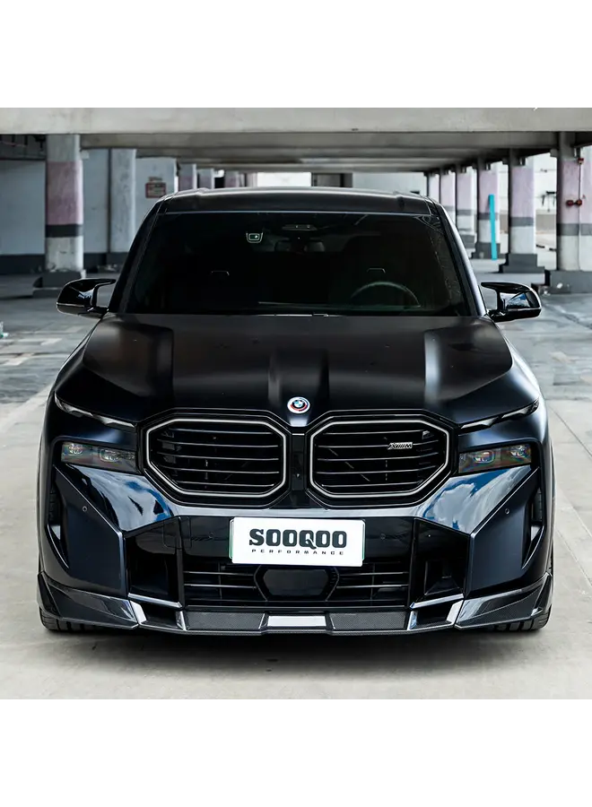 Il s'agit d'un kit de lame avant en carbone pour BMW XM G09 – fibre de carbone brillante