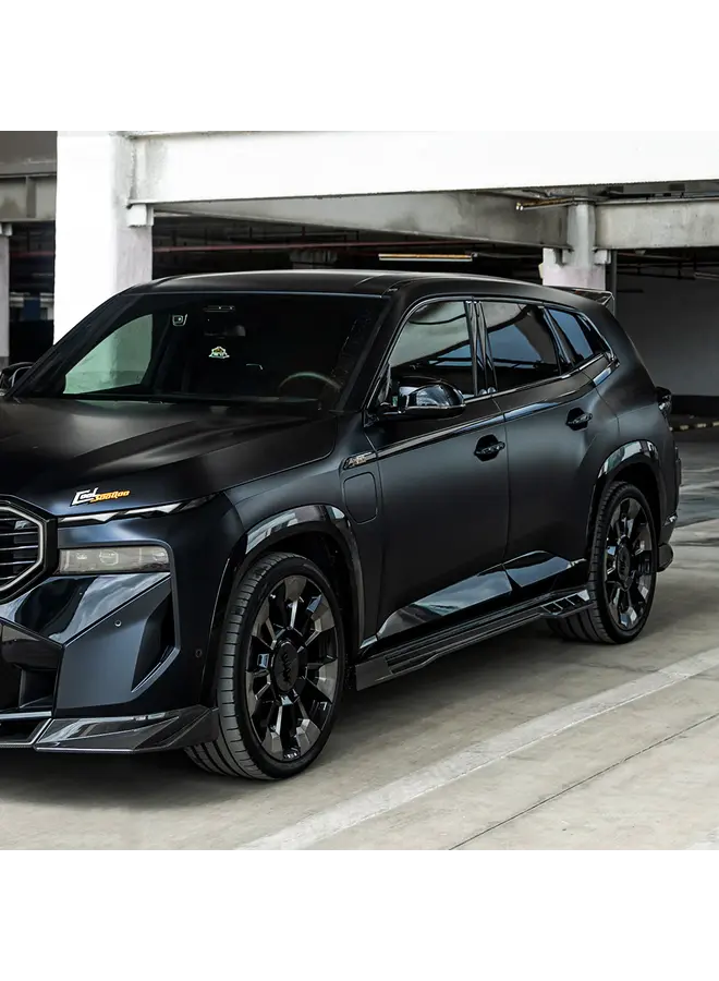 Se trata de un juego de faldones laterales SOOQOO para BMW XM G09 fabricados en fibra de carbono preimpregnada.