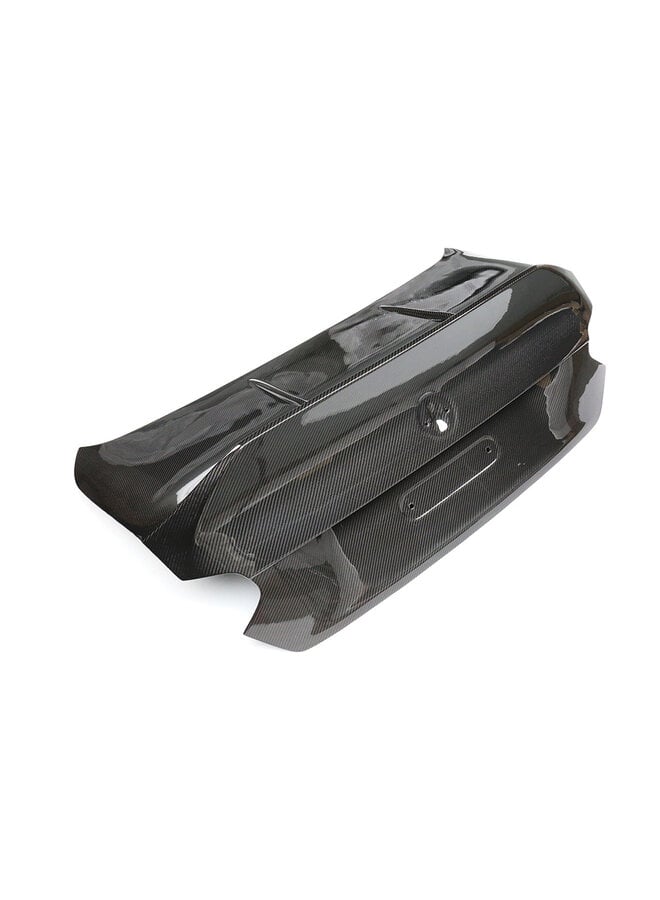 Se trata de una tapa de maletero estilo CSL de carbono para BMW G87 M2.