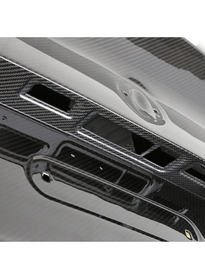 Dit betreft een BMW G87 M2 Carbon CSL Style kofferbak klep