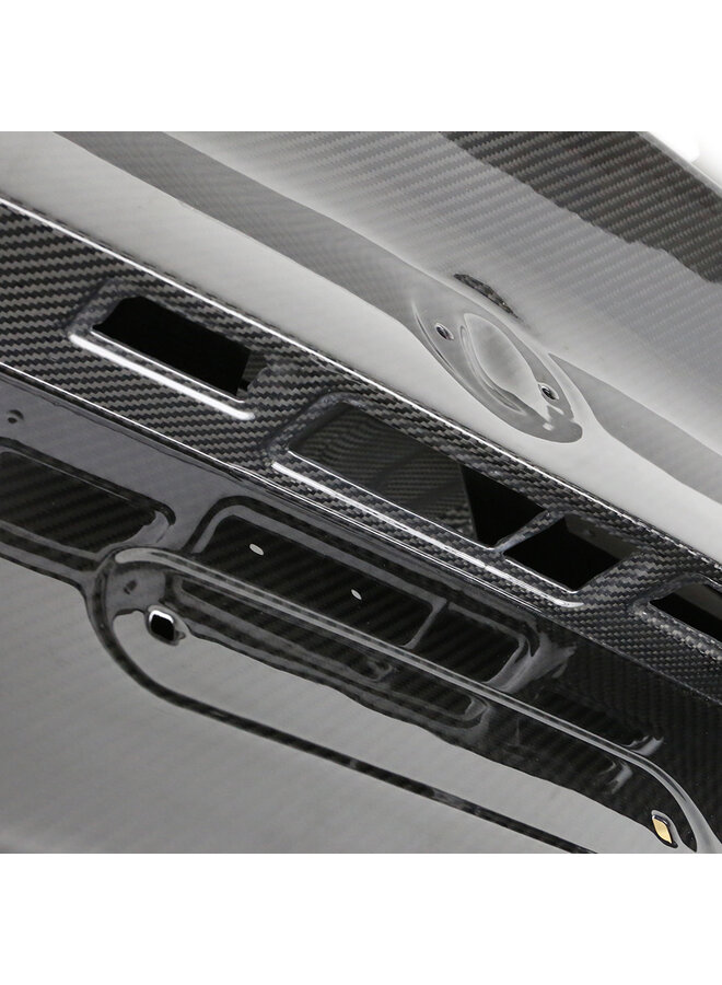 Se trata de una tapa de maletero estilo CSL de carbono para BMW G87 M2.