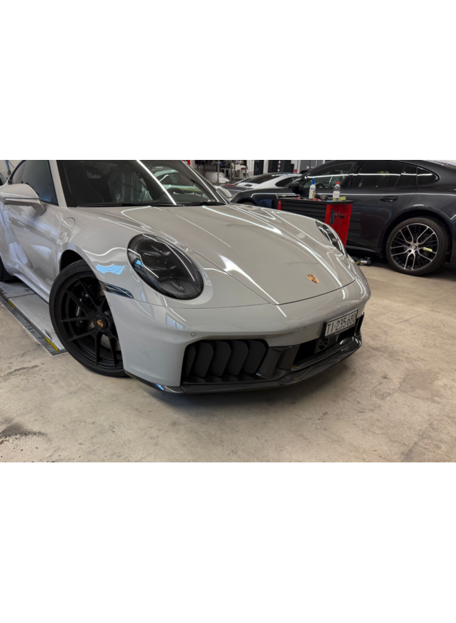 Il s'agit d'un lèvre avant en carbone de remplacement pour Porsche 992.2 GTS.
