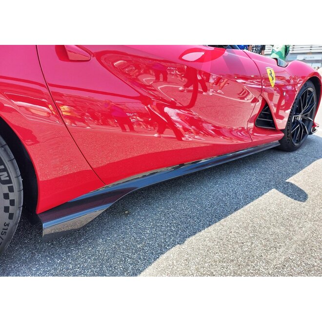 Si tratta di un set di minigonne laterali in carbonio in stile Competizione per Ferrari 812.