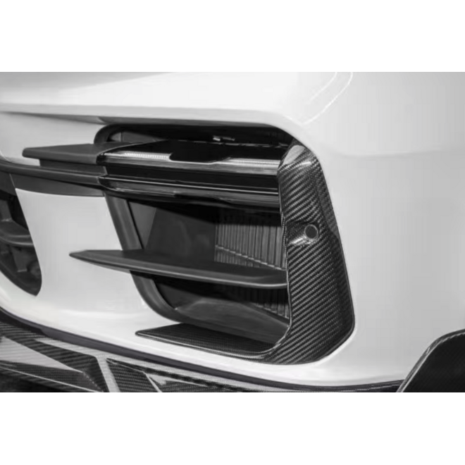 Isto diz respeito à entrada de ar do para-choque dianteiro em fibra de carbono de um Porsche Panamera 976 Turbo S.