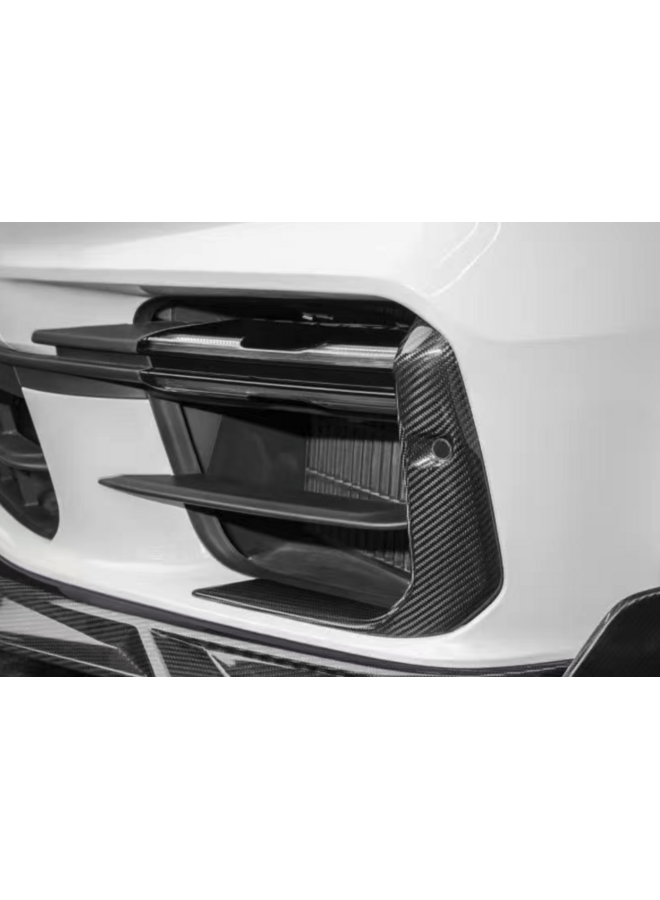 Isto diz respeito à entrada de ar do para-choque dianteiro em fibra de carbono de um Porsche Panamera 976 Turbo S.