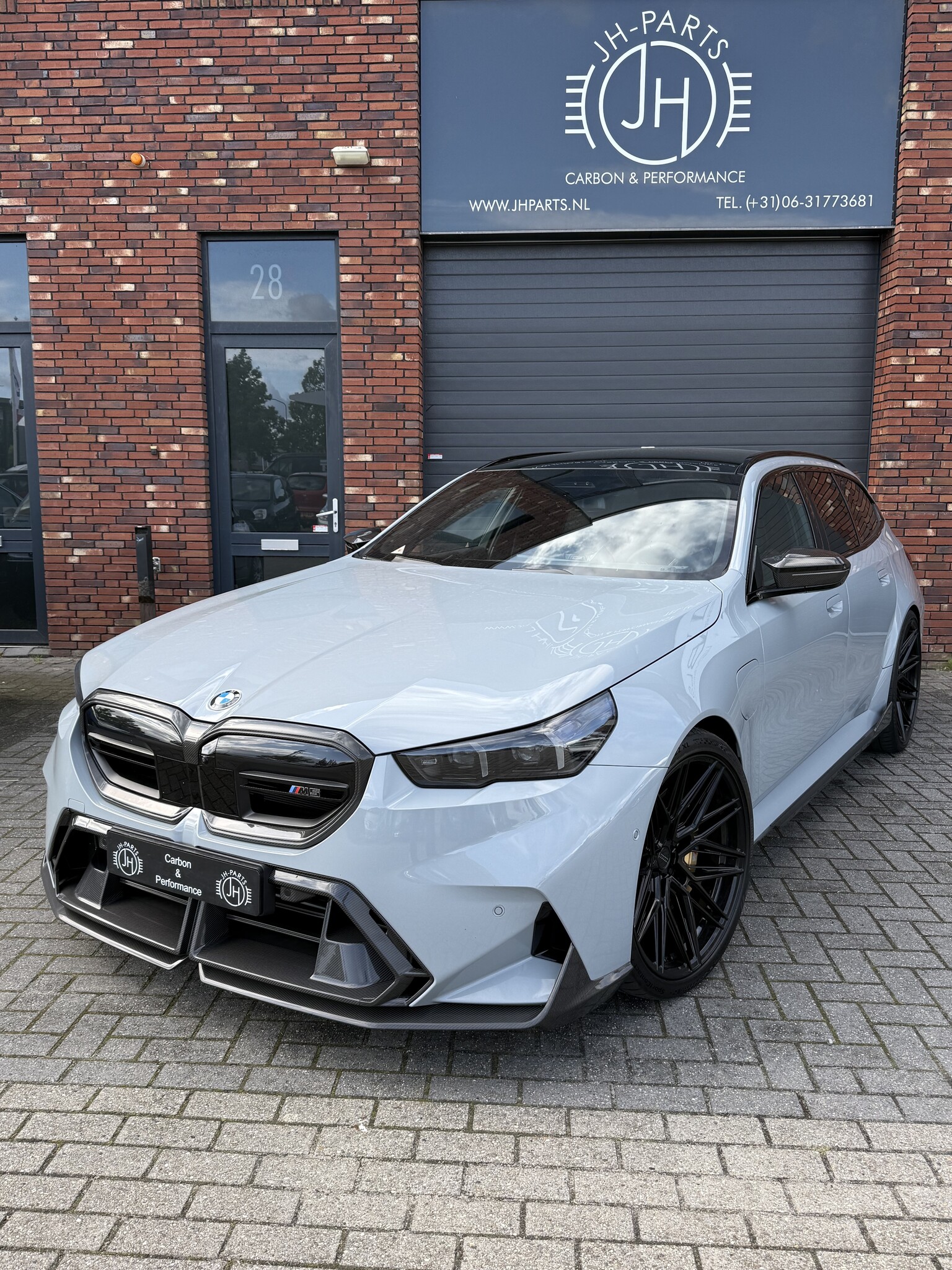 BMW G99 M5 Touring bij JHParts met carbon voorlip, nieren cover en ondergrill