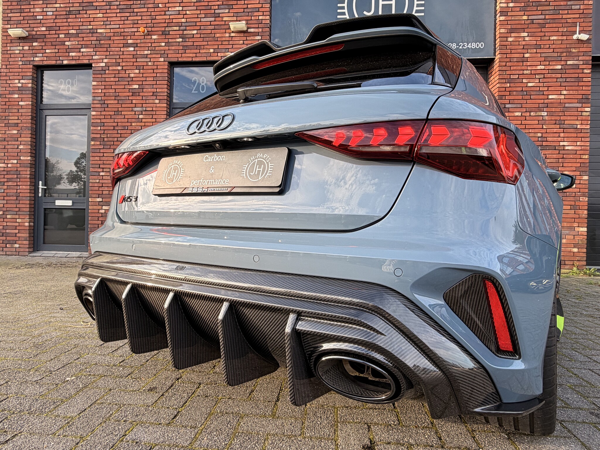 Detail van de carbon diffuser V2 en reflectorhouder op deze Audi RS3 Sportback