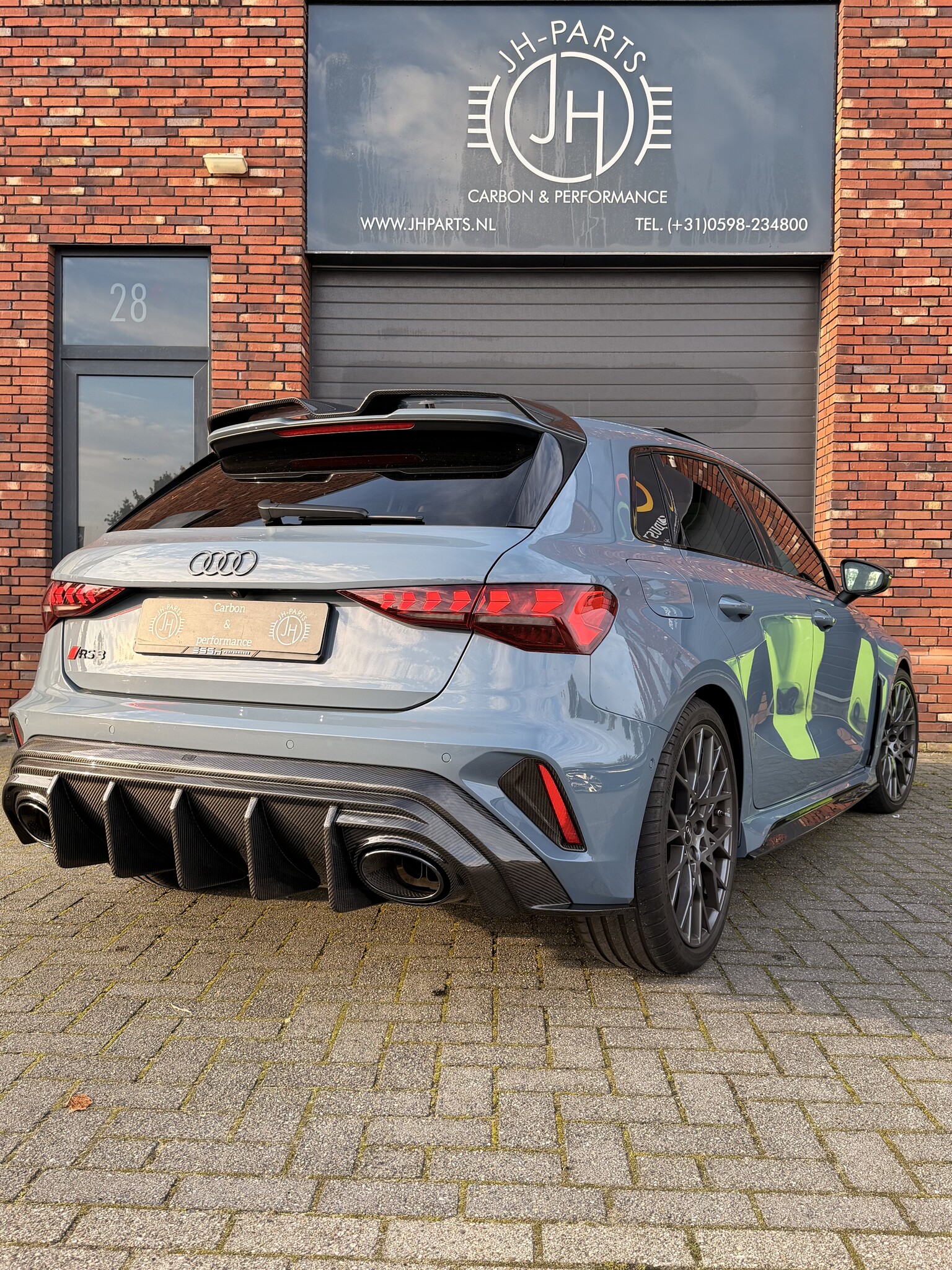 Achteraanzicht van de Audi RS3 8Y Gen 2 na montage van Automotive Passion carbon onderdelen