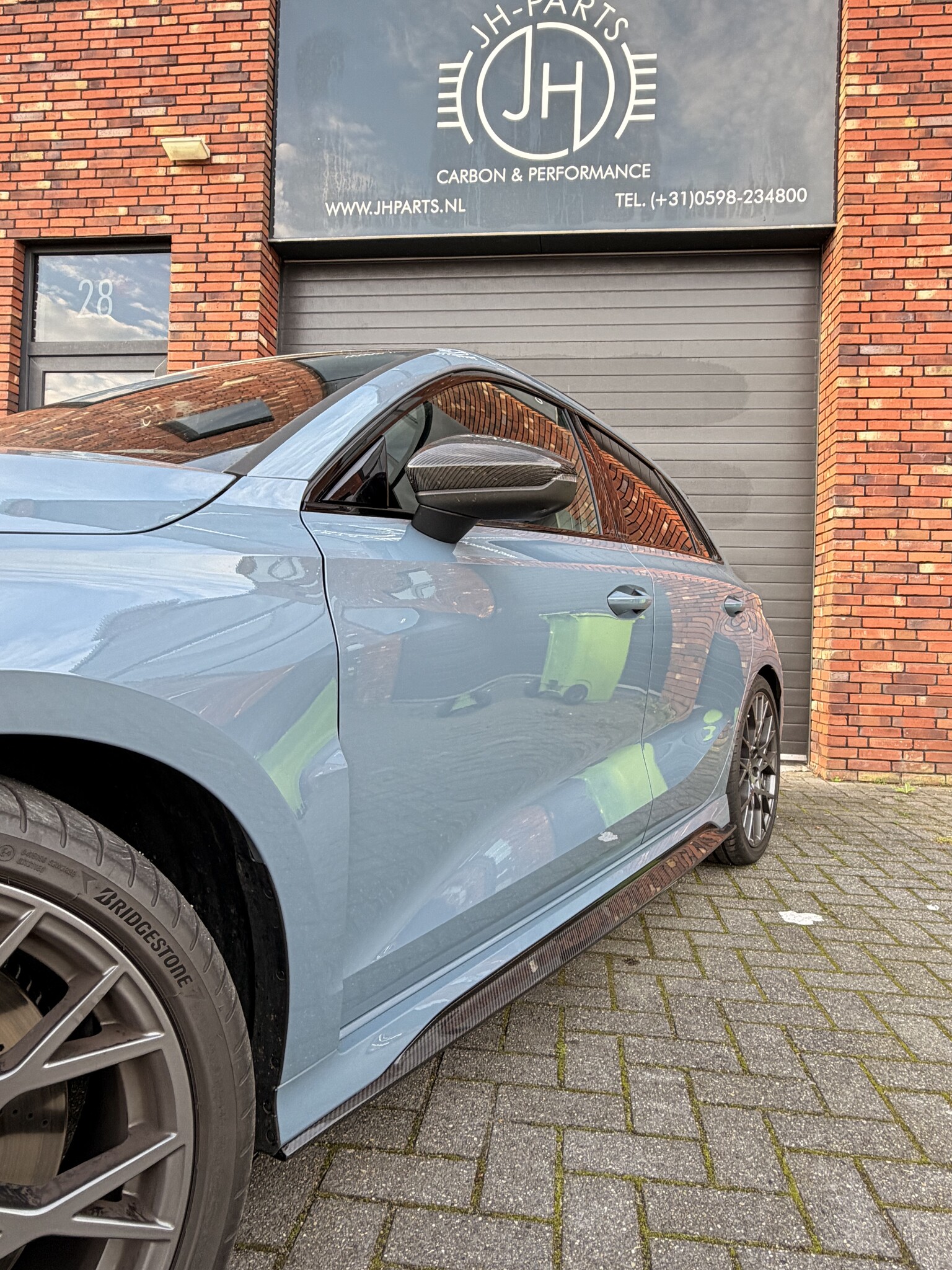 Zijaanzicht van de Audi RS3 Sportback met Automotive Passion carbon sideskirt extension