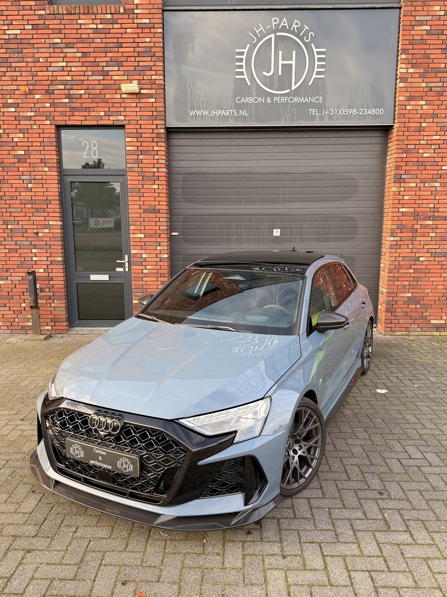 Audi RS3 8Y Gen 2 Sportback bij JHParts met gemonteerde Automotive Passion carbon voorlip