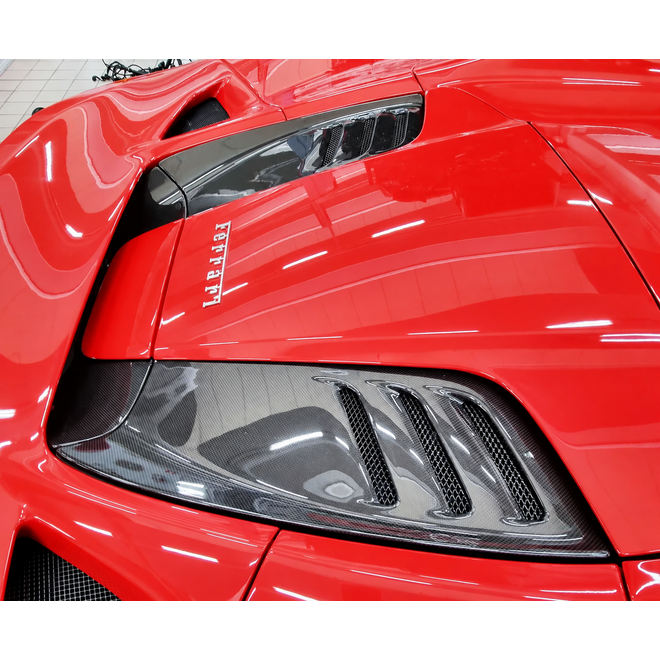 Ferrari F8 Spider griglie cofano motore in carbonio
