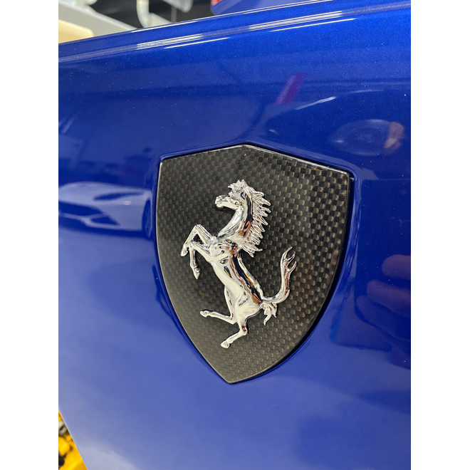 Ferrari Purosangue scudetti parafango in carbonio