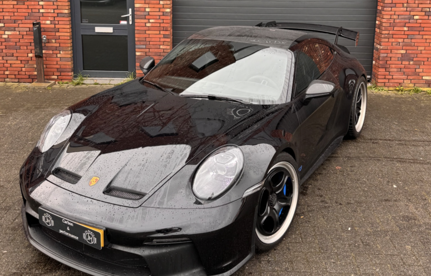 Porsche 992.1 GT3 con detalles de carbono y escape IPE