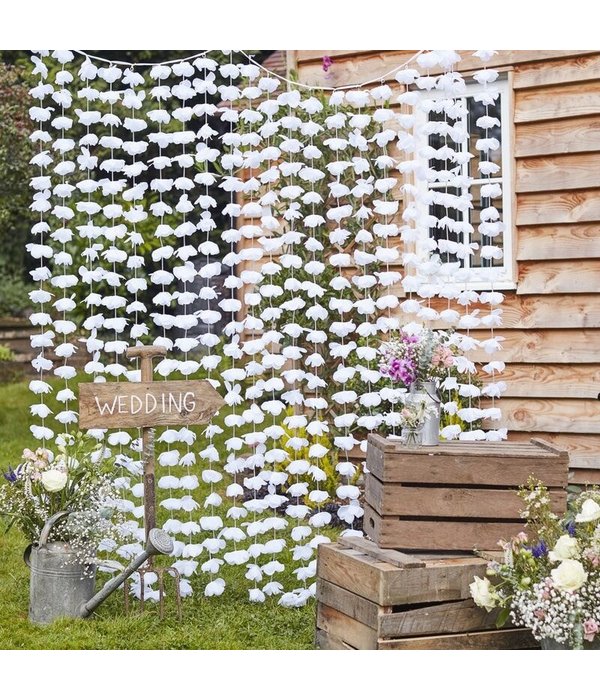 Bruiloft gordijn van witte bloemen