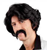 Pruik Chuck met snor zwart