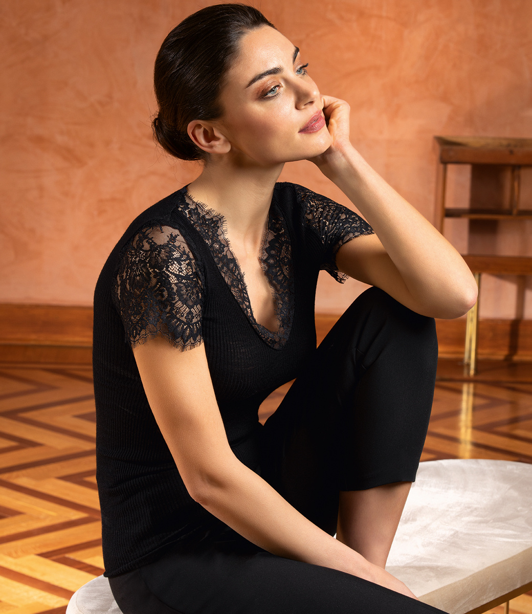 Lise Charmel Kleiding Plaisir Caresse luxe V-hals T-shirt k/mouw ANJ9110 Lise Charmel Kleiding Plaisir Caresse luxe V-hals T-shirt k/mouw ANJ9110
