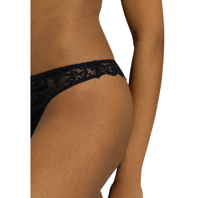 Hanro  Damen Dessous Moments String Spitze schwarz 071507