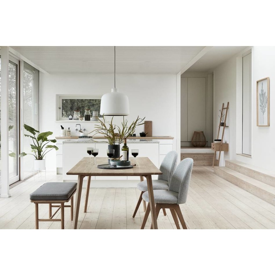 Houten bankje met kussen