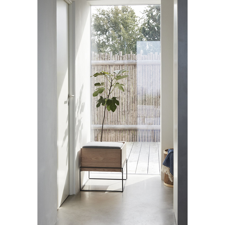 Houten bankje met kussen