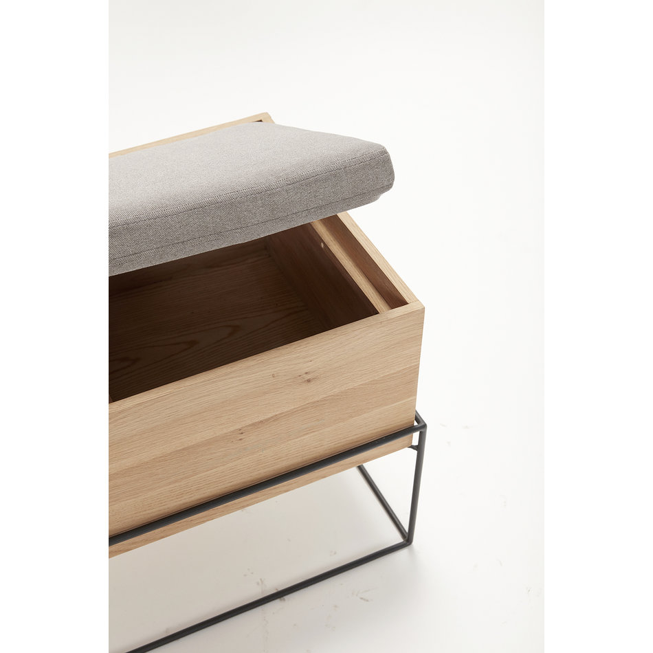 Houten bankje met kussen