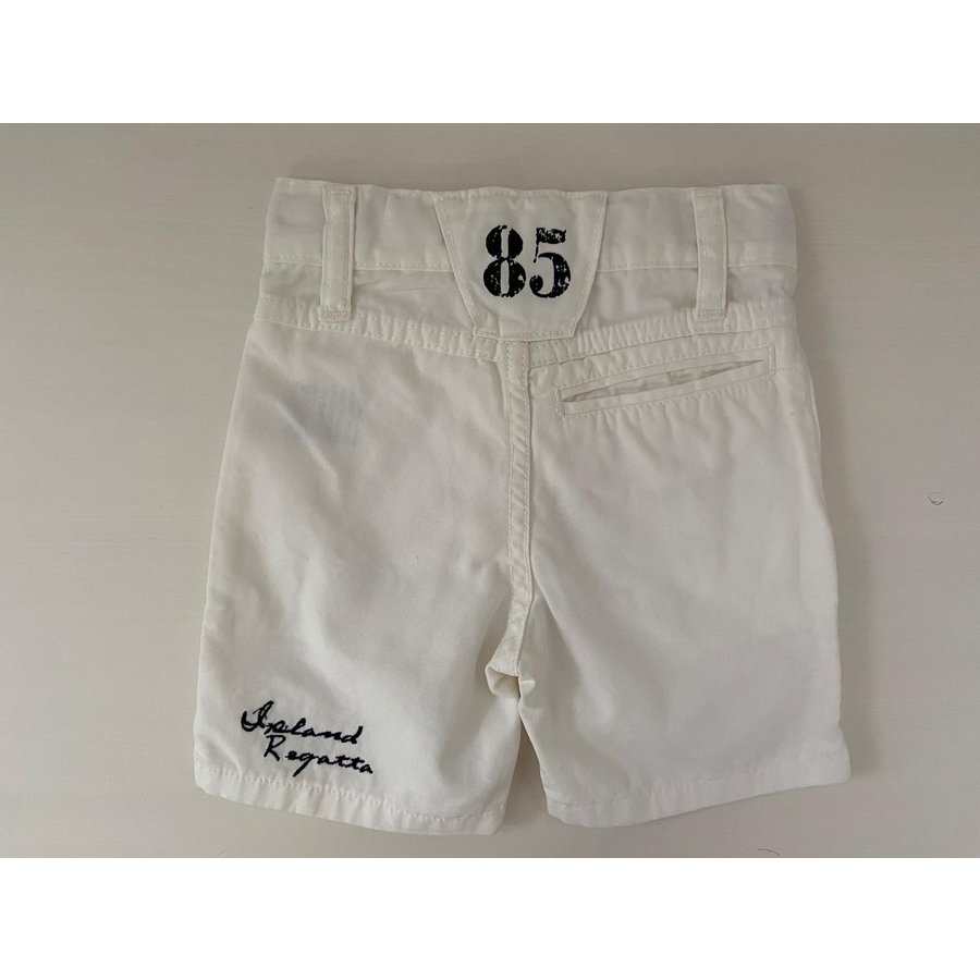 Witte short met blauwe tekst