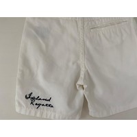 Witte short met blauwe tekst