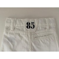 Witte short met blauwe tekst