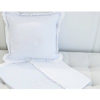Licht blauw kussen met witte satijnen rand